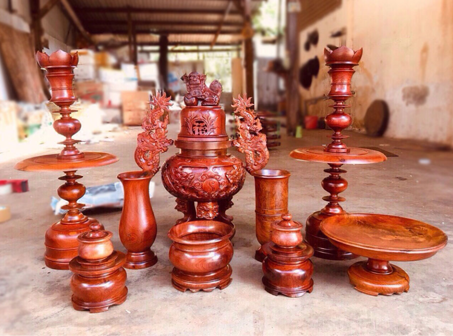 Tham khảo 3 cặp đèn thờ bằng gỗ hương và gỗ xà cừ